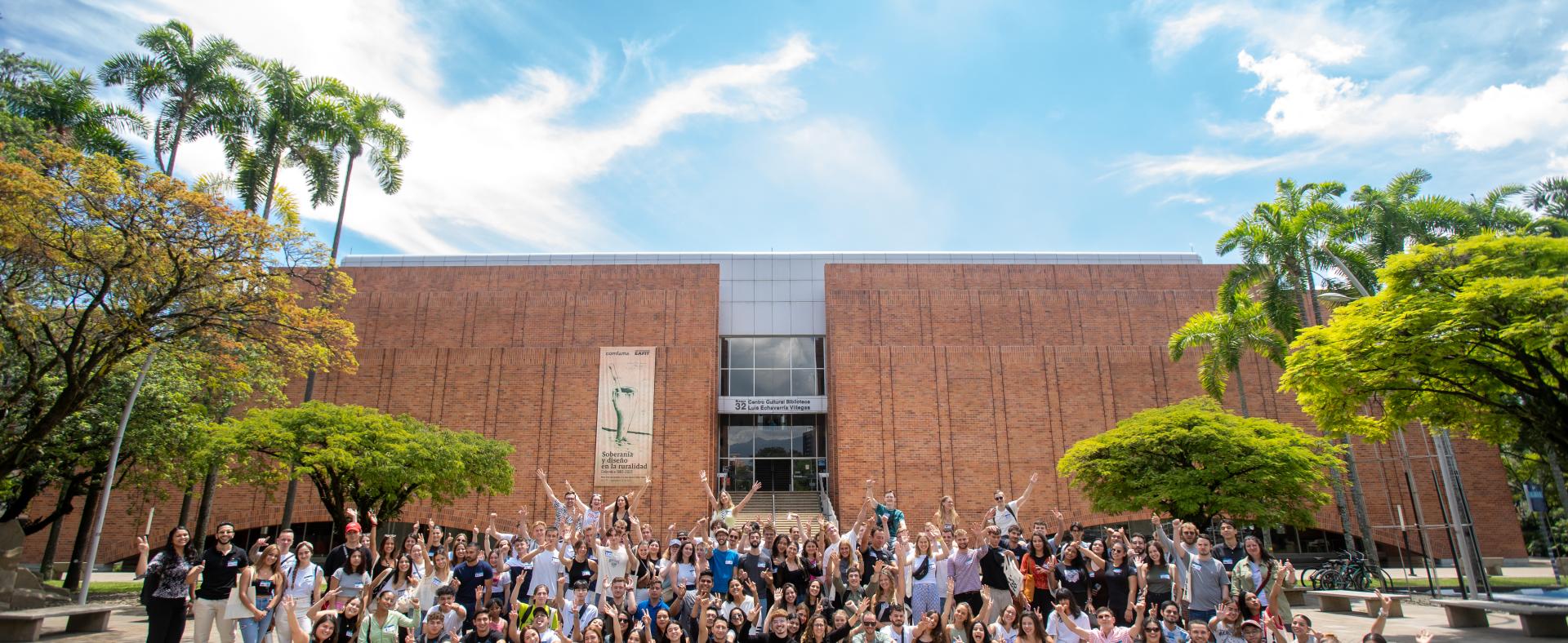 Grupo de estudiantes reunido en la plazoleta de la biblioteca de la Universidad EAFIT